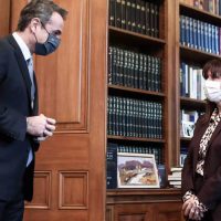 Σακελλαροπούλου και Μητσοτάκης εμβολιάζονται πρώτοι – Ποιοι είναι οι άλλοι 43 αξιωματούχοι που θα κάνουν το εμβόλιο