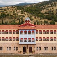 Κοζάνη: Φόβοι για μεγάλη διασπορά κορονοϊού μετά από χειροτονία σε μονή στην Εορδαία – Πέντε ιερείς θετικοί στον ιό