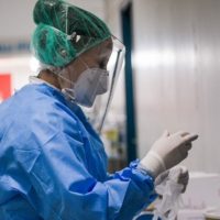 ΕΚΠΑ: Είμαστε στην κορύφωση της πανδημίας; Ποιες χώρες έχουν ξεπεράσει τον κίνδυνο – Ο ρόλος των μεταλλάξεων
