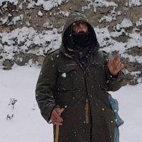 Βόιο: Με τραγούδια στα χιόνια πηγαίνει στα πρόβατα – Δείτε το βίντεο