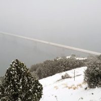 Στα λευκά έχει ντυθεί η Νεράιδα Κοζάνης – Δείτε φωτογραφίες από τον όμορφο οικισμό με θέα τη λίμνη Πολυφύτου