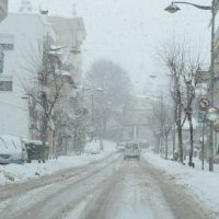 Με δυσκολία η κίνηση στους δρόμους της Κοζάνης από την πυκνή χιονόπτωση της Κυριακής – Δείτε το βίντεο