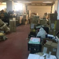 Διαμαρτυρία αναγνώστη για τη μεταφορά της υπηρεσίας του ΕΦΚΑ Πτολεμαΐδας: «1,5 μήνα μετά το γκαράζ του κτιρίου της Περιφέρειας είναι γεμάτο πεταμένες κούτες και έγγραφα»