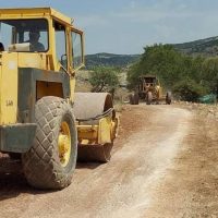 Ξεκίνησαν οι εργασίες ασφαλτόστρωσης αγροτικού δρόμου στη Γαλατινή που εξυπηρετεί κτηνοτροφικές μονάδες και γεωργικές εκμεταλλεύσεις