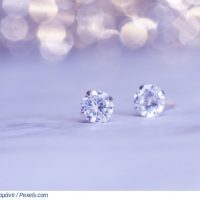 Κάντε δώρο σκουλαρίκια με διαμάντι στην αγαπημένη σας για την επέτειό σας