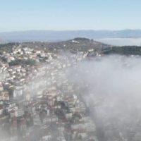 Πτήση μέσα στην πρωινή ομίχλη της Κοζάνης – Υπέροχα πλάνα από drone του Αργύρη Καραμούζα