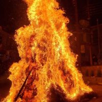 Άναψαν οι κλαδαριές στη Σιάτιστα, λιγότερες και χωρίς μουσική – Δείτε το βίντεο