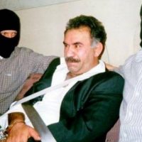 Αμπντουλάχ Οτζαλάν: Μαύρη επέτειος – Αγώνας, προδοσία, φυλάκιση – Γράφει ο Μιχάλης Ραμπίδης