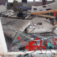 Πτολεμαΐδα: Παρέες νεαρών βανδαλίζουν κτήρια στις Εργατικές κατοικίες και απειλούν οικιστές