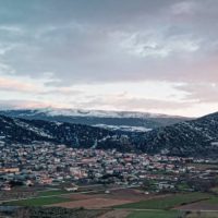 «Στη λίμνη του Αλιάκμονα»: Το νέο τραγούδι του Δημήτρη Μπάκανου για τον τόπο μας