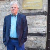 Πορτραίτα της πόλης: Η συνεισφορά του ζωγράφου Μ. Καραπαναγιωτίδη στη δημόσια ιστορία μας – Του Μιχάλη Πιτένη