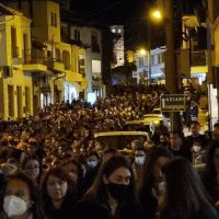 Πλήθος κόσμου στην περιφορά και το αντάμωμα των Επιτάφιων στη Σιάτιστα – Δείτε το βίντεο