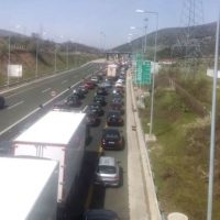 Ουρές χιλιομέτρων στα διόδια Πολυμύλου Κοζάνης – Ελεύθερη η διέλευση οχημάτων – Δείτε βίντεο
