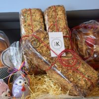 Deux K: Τσουρέκια με εξαιρετικά μυρωδικά – Με την συνταγή ενός αιώνα της Κατερίνας Κορκά στην Κοζάνη