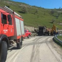 Φωτιά σε φορτηγό του Δήμου Βοΐου έξω από τον Αυγερινό – Δείτε φωτογραφίες