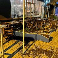 Ξέφρενη πορεία οχήματος κατέληξε σε τραπεζοκαθίσματα καφενείου στο Ανατολικό Εορδαίας