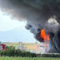 Μεγάλη φωτιά σε μάντρα οικοδομικών υλικών έξω από την Πτολεμαΐδα – Ισχυρή Πυροσβεστική δύναμη στο σημείο