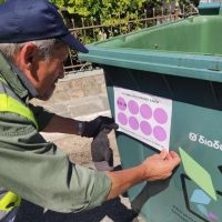 Ειδικά αυτοκόλλητα με πληροφορίες για την ημερομηνία απολύμανσης και πλύσης στους κάδους απορριμμάτων του Δήμου Εορδαίας