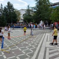 Βγήκαν οι ρακέτες στην πλατεία της Πτολεμαΐδας – Έπαιξαν τένις και διασκέδασαν με φόντο τα φιλέ, μικροί και μεγάλοι