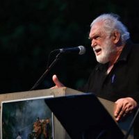 Κώστας Καζάκος, από το σανίδι στα έδρανα – Γράφει η Τάνια Ώττα