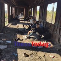 Θεσσαλονίκη: Ομάδες μεταναστών κατασκηνώνουν σε κουφάρια βαγονιών – Τους χωρίζουν σε γκρουπς (ΦΩΤΟ)