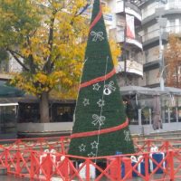 Έτοιμο το δέντρο στην κεντρική πλατεία της Κοζάνης και το Ζαχαρόσπιτο των Ξωτικών : Δείτε φωτογραφίες