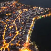 Εκπληκτικές νυχτερινές εικόνες από την όμορφη Καστοριά – Δείτε το timelapse βίντεο με drone