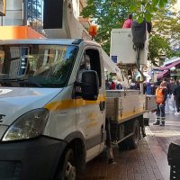 Σε πυρετώδης προετοιμασίες ο Δήμος Κοζάνης για τον στολισμό των Χριστούγεννων – Δείτε φωτογραφίες