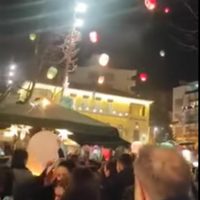 Πήρε φωτιά ομπρέλα καταστήματος από τα φαναράκια των ευχών στο κέντρο της Κοζάνης – Δείτε βίντεο