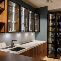 Πώς να χρησιμοποιήσετε τα γυάλινα ντουλάπια στην κουζίνα σας;