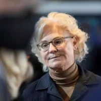 Παραιτήθηκε η υπουργός Άμυνας Κριστίνε Λάμπρεχτ μετά από έντονες επικρίσεις για σειρά λαθών που έχει διαπράξει