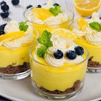 Το γλυκάκι του Σαββατοκύριακου: ‘Η απόλυτη μους έχει γεύση cheesecake λεμόνι’ του Δημήτρη Σκαρμούτσου