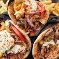 Ουρές για ελληνικό σουβλάκι: 19 ευρώ το τυλιχτό στο Νταβός