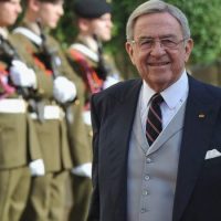 Ο βασιλιάς απέθανε, ζήτω οι ευνούχοι – Γράφει ο Χαρίτων Καρανάσιος