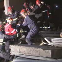 Η ελληνική ΕΜΑΚ απεγκλώβισε δύο κοριτσάκια και έναν 50χρονο από τα ερείπια του σεισμού στην Τουρκία (βίντεο)