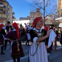 Μικρή Αποκριά : Πανδαισία χρώματων από τους μικρούς χορευτές των πολιτιστικών συλλόγων και φανών στην πλατεία Κοζάνης (φωτογραφίες – βίντεο)