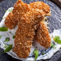 Λαχταριστό κοτόπουλο στήθος πανέ με βρώμη- παρμεζάνα και σάλτσα με γιαούρτι και δυόσμο από τον chef Γιάννη Λουκάκο