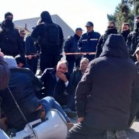 Διαμαρτυρία πολίτη για την έντονη παρουσία της Αστυνομίας στη Βιβλιοθήκη Κοζάνης κατά την επίσκεψη του Πρωθυπουργού