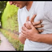 Καρδιακή προσβολή: Συμπτώματα – Γιατί συμβαίνει;- Τι πρέπει να κάνουμε;