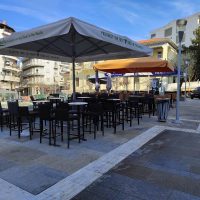 Τοποθετήθηκαν εκ νέου τα τραπεζοκαθίσματα στην Κεντρική πλατεία της Κοζάνης – Δείτε φωτογραφίες