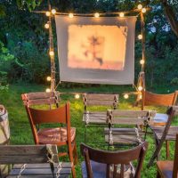 Ο απόλυτος οδηγός για να κάνετε ένα πάρτι ταινιών στην αυλή σας