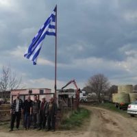 Χρόνια πολλά Ελλάδα : Ύψωσαν την Ελληνική σημαία στην καμμένη κτηνοτροφική μονάδα στα Πετρανά Κοζάνης – Η συγκινητική πρωτοβουλία της γνωστής επιχείρησης ξυλείας “Χλιάπας Α.Ε”