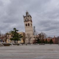 Προσοχή: Επικίνδυνη κλίση έχει πάρει το ‘Μαμάτσειο’ Κοζάνης- Αποφεύγεται η άσκοπη μετακίνηση στο καμπαναριό-  Η ‘χιουμοριστική’ ανάρτηση του Αργύρη Καραμούζα