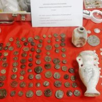 Θεσσαλονίκη: Αρχαιοκάπηλος έκρυψε 180 νομίσματα σε δοχείο λαδιού – Θα το έστελνε δέμα στη Γερμανία