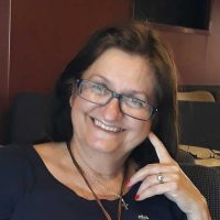 «Στη γη του ανέμου»  – Της Βιολέττας Μπούσιου