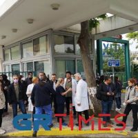Διαμαρτυρία των νοσοκομειακών γιατρών της Θεσσαλονίκης για τις έκτακτες μετακινήσεις σε νοσοκομείο της Δράμας