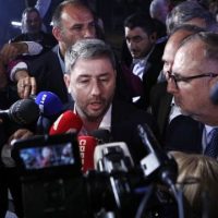 Ανδρουλάκης: «Μεγάλη νίκη για το ΠΑΣΟΚ»- Υποδοχή με κόρνες και σημαίες στα γραφεία του ΠΑΣΟΚ