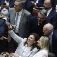 Ορκωμοσία υπηρεσιακής κυβέρνησης 2023: Selfies, χαμόγελα και νέα πρόσωπα στη Βουλή
