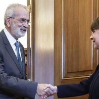 Ιωάννης Σαρμάς: Πήρε την εντολή για υπηρεσιακός Πρωθυπουργός – Ο διάλογός του με την Πρόεδρο της Δημοκρατίας