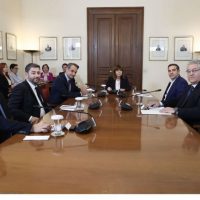 Άκαρπη η σύσκεψη των αρχηγών με την ΠτΔ- Στο Προεδρικό Μέγαρο ο Ι. Σαρμάς αναλαμβάνει υπηρεσιακός πρωθυπουργός